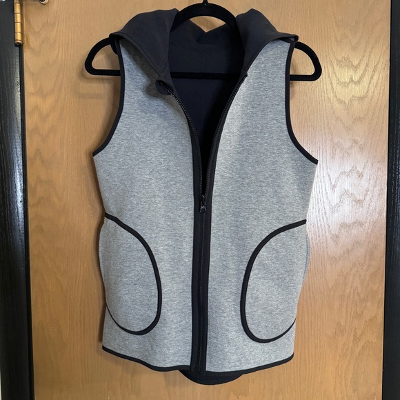 Lululemon Reversible Vest, Gray and Black, size 6 - Picture 3 of 9
